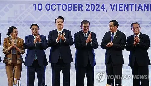 ＡＳＥＡＮプラス３首脳会議に出席した韓国の尹錫悦大統領（左から３人目）と日本の石破茂首相（同４人目）ら＝１０日、ビエンチャン（聯合ニュース）