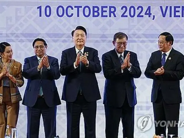 ＡＳＥＡＮプラス３首脳会議に出席した韓国の尹錫悦大統領（左から３人目）と日本の石破茂首相（同４人目）ら＝１０日、ビエンチャン（聯合ニュース）