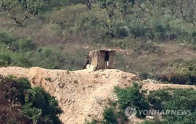 南北軍事境界線に近い京畿道・坡州の烏頭山統一展望台から眺めた北朝鮮側＝９日、坡州（聯合ニュース）