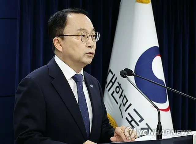 記者会見を行う韓国統一部の具炳杉報道官＝１４日、ソウル（聯合ニュース）