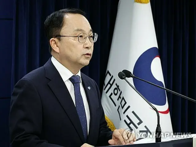 記者会見を行う韓国統一部の具炳杉報道官＝１４日、ソウル（聯合ニュース）