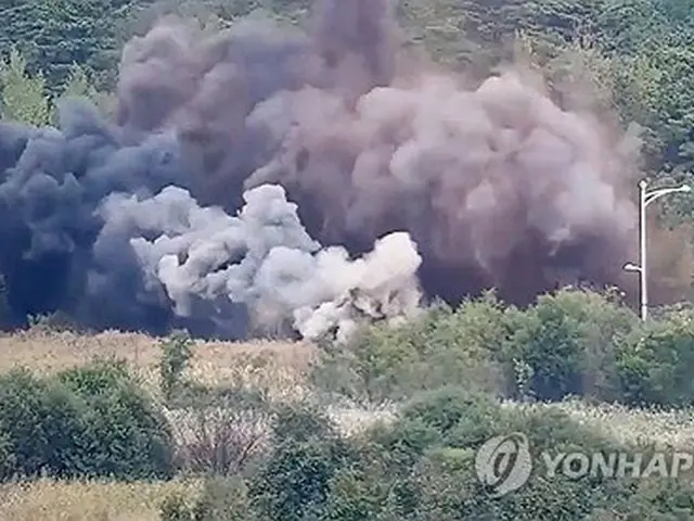 韓国軍の監視カメラが捉えた東海線の北朝鮮側道路の爆破の様子（合同参謀本部提供）＝（聯合ニュース）≪転載・転用禁止≫