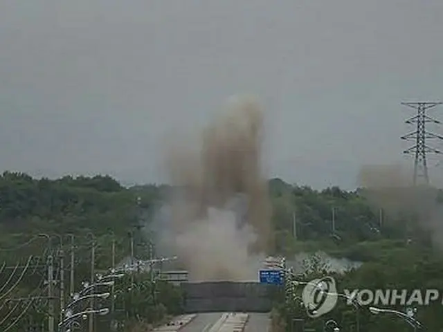 韓国軍の監視カメラが捉えた西側の京義線の道路が爆破される様子（合同参謀本部提供の映像より）＝（聯合ニュース）≪転載・転用禁止≫