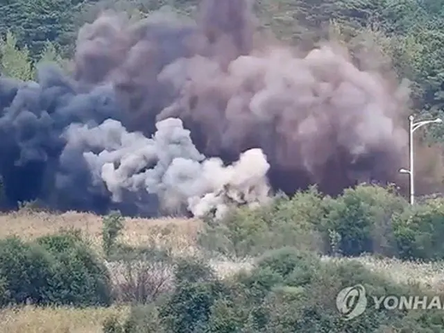 韓国軍の監視カメラが捉えられた東海線の道路爆破の様子（合同参謀本部提供）＝（聯合ニュース）≪転載・転用禁止≫