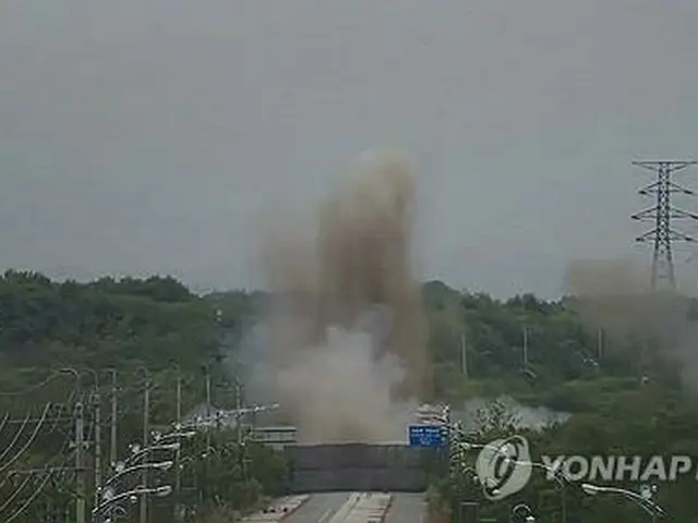 韓国軍の監視カメラが捉えた西側の京義線の道路が爆破される様子（合同参謀本部提供の映像より）＝（聯合ニュース）≪転載・転用禁止≫