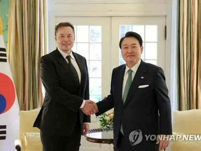 韓国の尹錫悦（ユン・ソクヨル）大統領（右）とスペースＸを率いる米起業家イーロン・マスク氏（資料写真）＝（聯合ニュース）