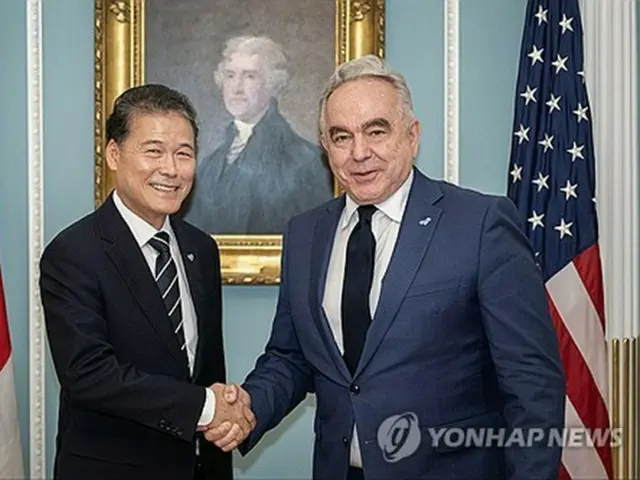 金暎浩・統一部長官（左）とキャンベル米国務副長官（統一部提供）＝（聯合ニュース）≪転載・転用禁止≫