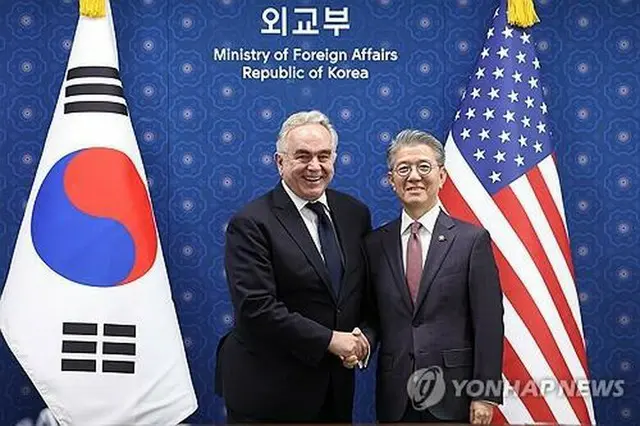 会談で握手を交わす韓国外交部の金烘均第１次官（右）とキャンベル米国務副長官＝１６日、ソウル（聯合ニュース）