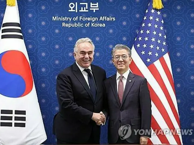 会談で握手を交わす韓国外交部の金烘均第１次官（右）とキャンベル米国務副長官＝１６日、ソウル（聯合ニュース）