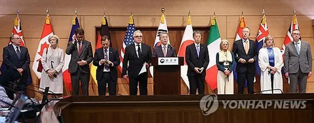 外交部庁舎で記者会見を行う韓米日の事務次官とＭＳＭＴ参加国の駐韓大使ら＝１６日、ソウル（聯合ニュース）