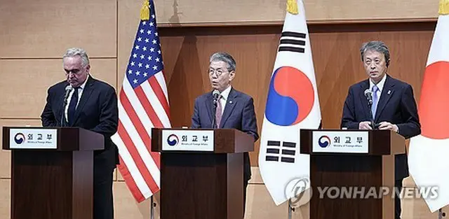 外交部庁舎で共同記者会見を行う韓国外交部の金烘均第１次官（中央）、米国のキャンベル国務副長官（左）、日本の岡野正敬外務事務次官＝１６日、ソウル（聯合ニュース）