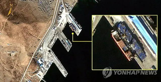 北朝鮮北東部の羅津港を出港するロシアの船舶を撮影した衛星写真。ロシアの船舶には北朝鮮の武器が積まれている（国家情報院提供）＝（聯合ニュース）≪転載・転用禁止≫