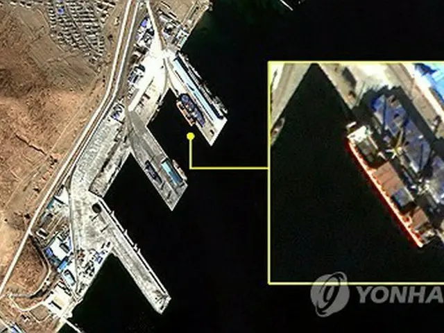 北朝鮮北東部の羅津港を出港するロシアの船舶を撮影した衛星写真。ロシアの船舶には北朝鮮の武器が積まれている（国家情報院提供）＝（聯合ニュース）≪転載・転用禁止≫