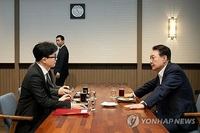 会合を行った尹大統領（右）と韓氏（大統領室提供）＝（聯合ニュース）≪転載・転用禁止≫