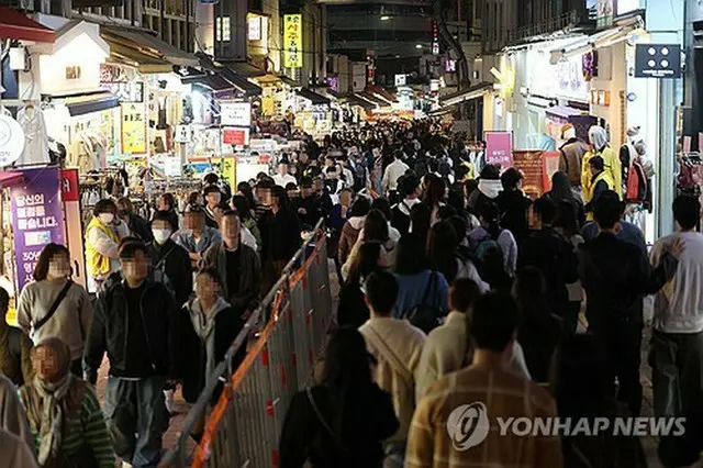 ２０２３年１０月２８日、ハロウィーンを控え多くの人でにぎわう弘大近くの繁華街＝（聯合ニュース）