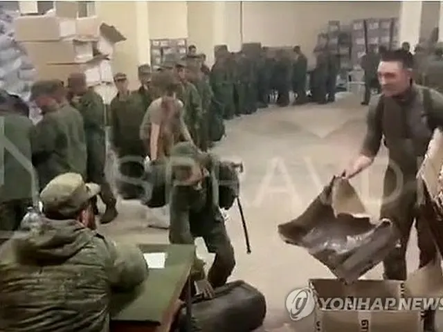 北朝鮮兵とみられる軍人がロシアの補給品を受け取っている映像（ウクライナ文化情報省の戦略コミュニケーション・情報セキュリティーセンターのＸより）＝（聯合ニュース）≪転載・転用禁止≫