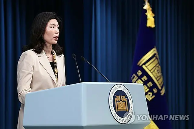 記者会見を行う大統領室の柳慧美・低出生対応首席秘書官＝２７日、ソウル（聯合ニュース）