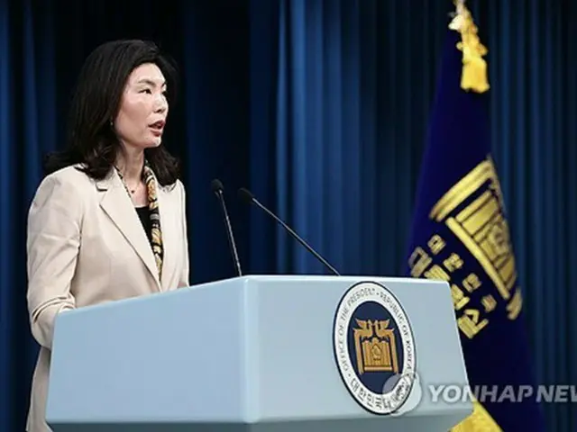 記者会見を行う大統領室の柳慧美・低出生対応首席秘書官＝２７日、ソウル（聯合ニュース）