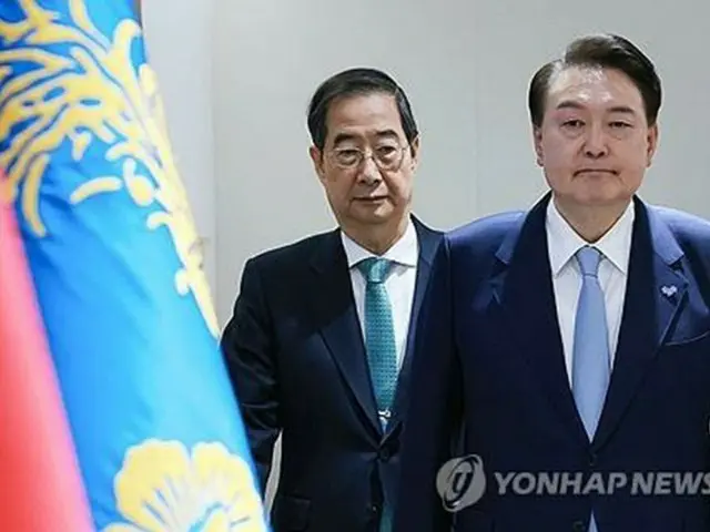 尹錫悦大統領（右）と韓悳洙首相（資料写真）＝（聯合ニュース）