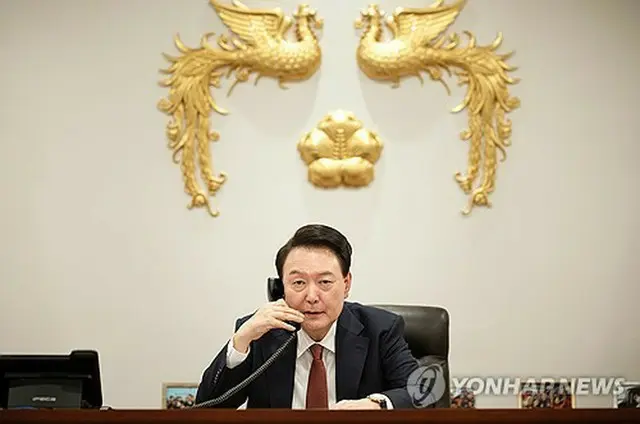 ＥＵのフォンデアライエン欧州委員長と電話会談を行う韓国の尹錫悦大統領（大統領室提供）＝（聯合ニュース）≪転載・転用禁止≫