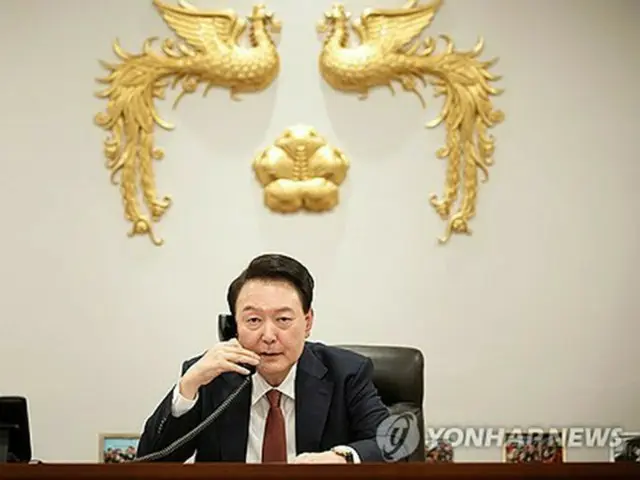 ＥＵのフォンデアライエン欧州委員長と電話会談を行う韓国の尹錫悦大統領（大統領室提供）＝（聯合ニュース）≪転載・転用禁止≫