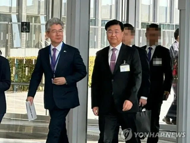 ＮＡＴＯ本部に到着した韓国政府代表団のホン・ジャンウォン団長（右）と柳静鉉（ユ・ジョンヒョン）駐ＮＡＴＯ大使＝２８日、ブリュッセル（聯合ニュース）