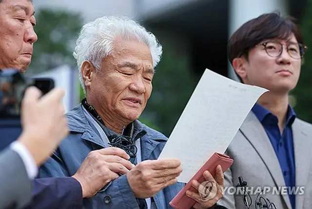 記者会見を開いた李春植さんの長男＝３０日、ソウル（聯合ニュース）