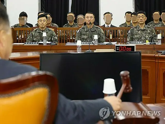 国政監査に出席した韓国軍サイバー作戦司令部の関係者（国会写真記者団）＝３０日、ソウル（聯合ニュース）