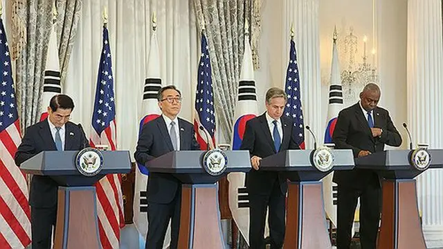 外交・国防閣僚協議後に共同記者会見を行う（左から）韓国の金龍顕（キム・ヨンヒョン）国防部長官と趙兌烈（チョ・テヨル）外交部長官、米国のブリンケン国務長官とオースティン国防長官＝１０月３１日、ワシントン（聯合ニュース）