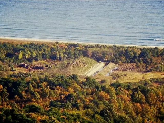 北朝鮮が東海線に設置した対戦車壕と盛り土（韓国軍合同参謀本部提供）＝（聯合ニュース）≪転載・転用禁止≫