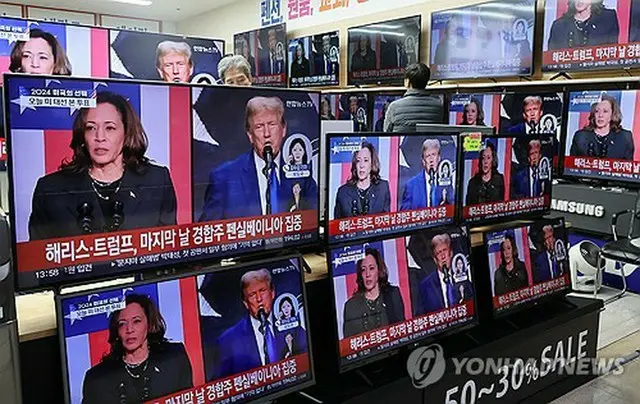 ソウル市内の家電売り場のテレビに米大統領選のニュースが映っている＝６日、ソウル（聯合ニュース）