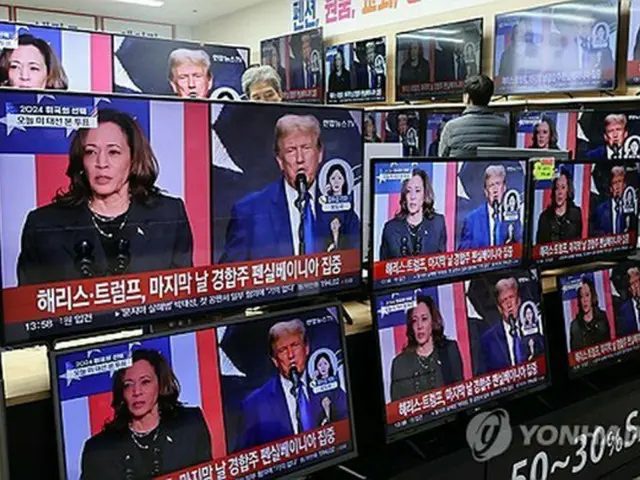 ソウル市内の家電売り場のテレビに米大統領選のニュースが映っている＝６日、ソウル（聯合ニュース）