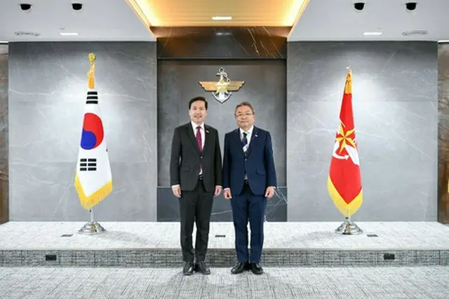 金善鎬・韓国国防部次官（左）と中嶋浩一郎・防衛省防衛審議官（国防部提供）＝（聯合ニュース）≪転載・転用禁止≫