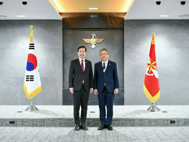 金善鎬・韓国国防部次官（左）と中嶋浩一郎・防衛省防衛審議官（国防部提供）＝（聯合ニュース）≪転載・転用禁止≫