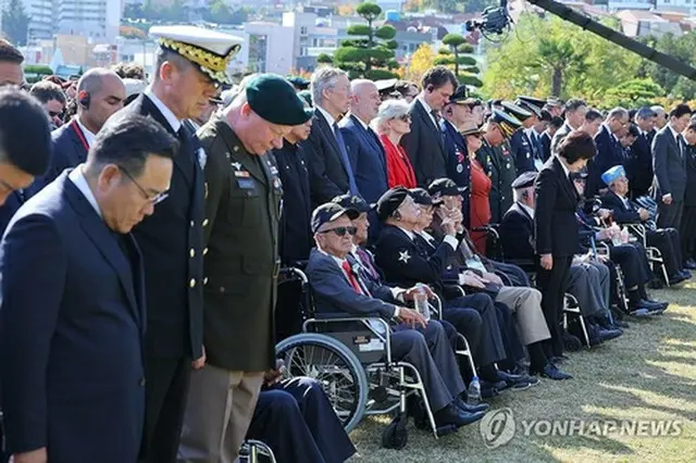 朝鮮戦争戦死者への黙とう＝１１日、釜山（聯合ニュース）