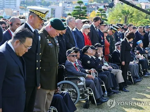 朝鮮戦争戦死者への黙とう＝１１日、釜山（聯合ニュース）