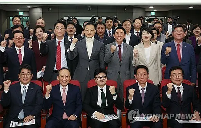 与党「国民の力」が国会議員会館で開いた討論会。前列中央が韓東勲（ハン・ドンフン）代表＝１１日、ソウル（聯合ニュース）