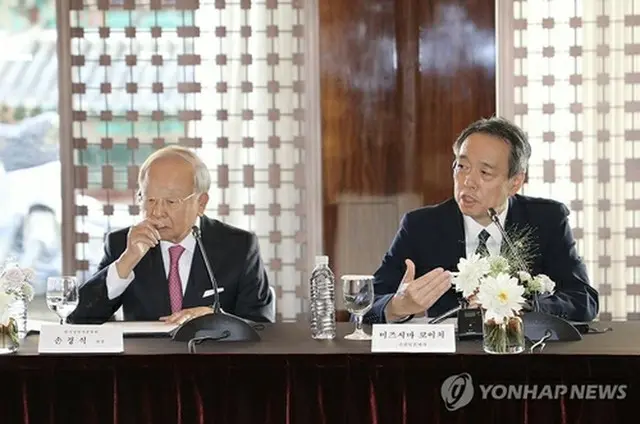 懇談会に出席した孫会長（左）と水嶋大使（韓国経営者総協会提供）＝（聯合ニュース）≪転載・転用禁止≫