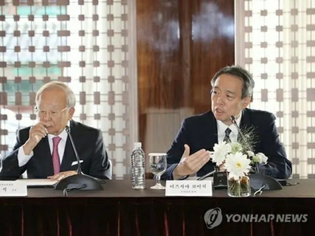 懇談会に出席した孫会長（左）と水嶋大使（韓国経営者総協会提供）＝（聯合ニュース）≪転載・転用禁止≫