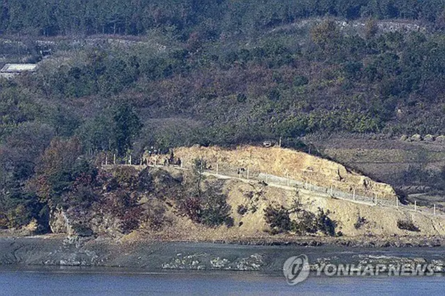 南北軍事境界線に近い京畿道・坡州の烏頭山統一展望台から眺めた北朝鮮側＝１２日、坡州（聯合ニュース）