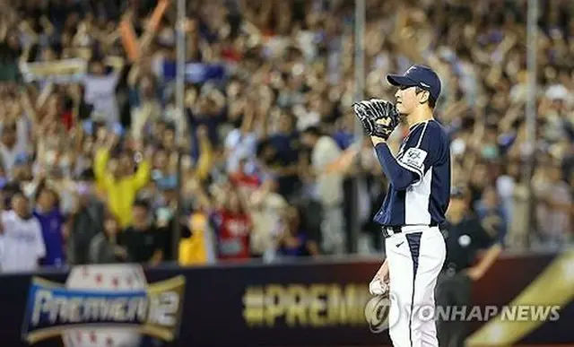 ２回、満塁ホームランを打たれた韓国代表の高永表投手＝１３日、台北（聯合ニュース）