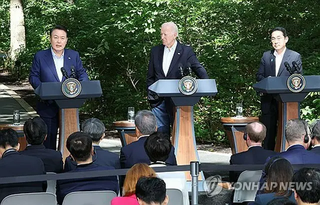 ２０２３年８月１８日、米ワシントン近郊の大統領山荘キャンプデービッドで共同記者会見を行う（左から）韓国の尹錫悦大統領、米国のバイデン大統領、日本の岸田文雄首相＝（聯合ニュース）