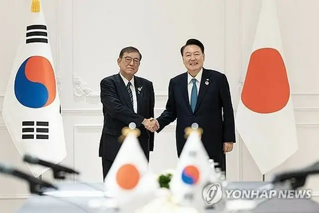 １０月１０日にラオスで会談した韓国の尹錫悦大統領（右）と日本の石破茂首相＝（聯合ニュース）