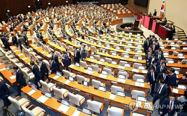 韓国国会は１４日の本会議で、尹錫悦大統領の妻、金建希氏を巡る疑惑を政府から独立した特別検察官に捜査させるための特別法案を可決した。国会で過半数を占める最大野党「共に民主党」が主導し、与党「国民の力」は採決を退席した。採決前、本会議場から出る国民の力の議員たち＝（聯合ニュース）