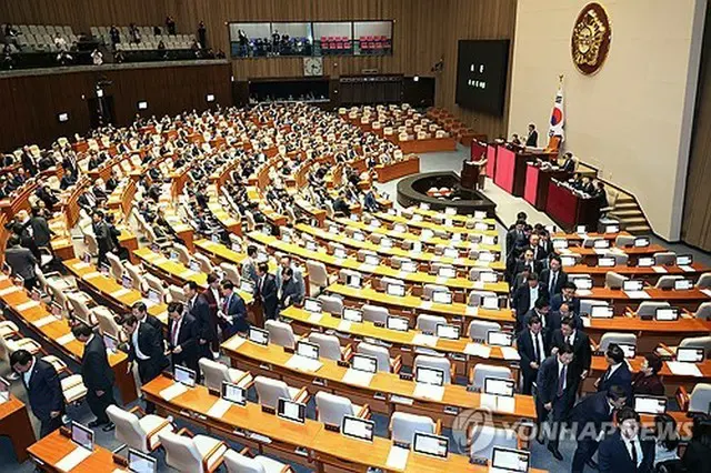 退席する与党議員＝１４日、ソウル（聯合ニュース）