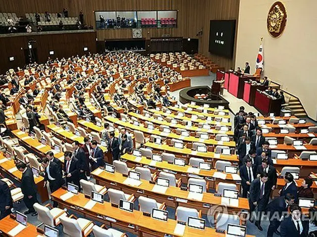 退席する与党議員＝１４日、ソウル（聯合ニュース）