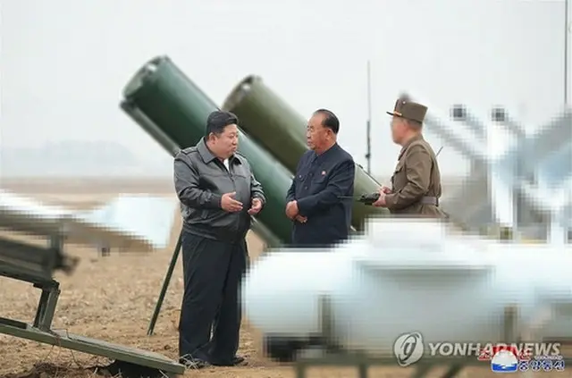 朝鮮中央通信は１５日、金正恩氏（左）が１４日に自爆型無人機の性能試験を視察したと報じた＝（朝鮮中央通信＝聯合ニュース）≪転載・転用禁止≫