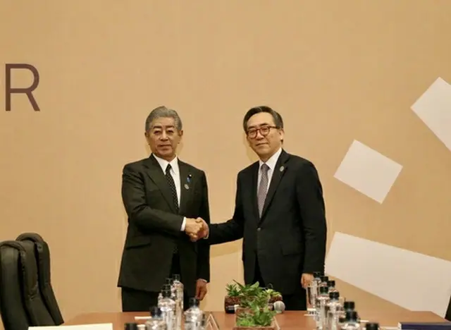 韓国の趙兌烈・外交部長官（右）と日本の岩屋毅外相（外交部提供）＝（聯合ニュース）≪転載・転用禁止≫