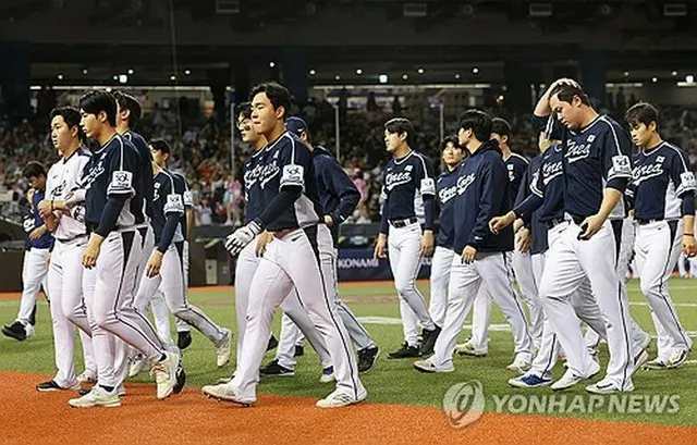 日本に敗れ肩を落とす韓国の選手たち＝１５日、台北（聯合ニュース）