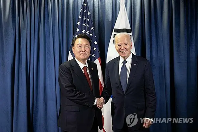 韓国の尹錫悦（ユン・ソクヨル）大統領（左）は、アジア太平洋経済協力会議（ＡＰＥＣ）首脳会議に出席するため訪問したペルーで１５日（現地時間）に米国のバイデン大統領と会談した（共同取材）＝（聯合ニュース）